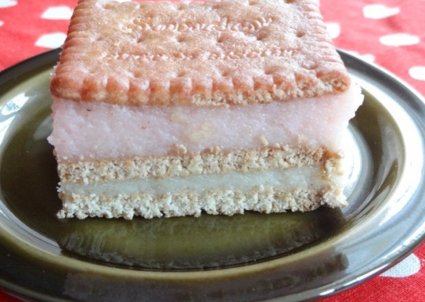 Fotografia przedstawiająca Biało-czerwone ciasto z kaszy manny