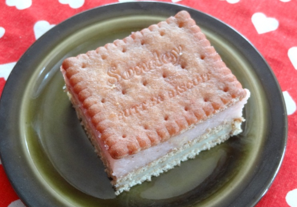 Biało-czerwone ciasto z kaszy manny foto