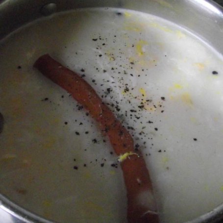 Krok 3 - Biały barszcz na kiełbasie  podany z białym serem  i ziemniakami foto