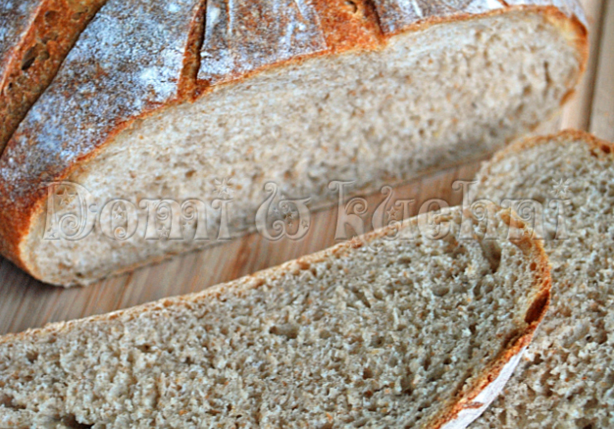 Biały chleb pszenny na zakwasie żytnim foto