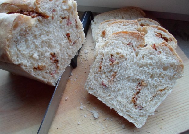 Fotografia przedstawiająca Bialy chleb z boczkiem i czubrycą