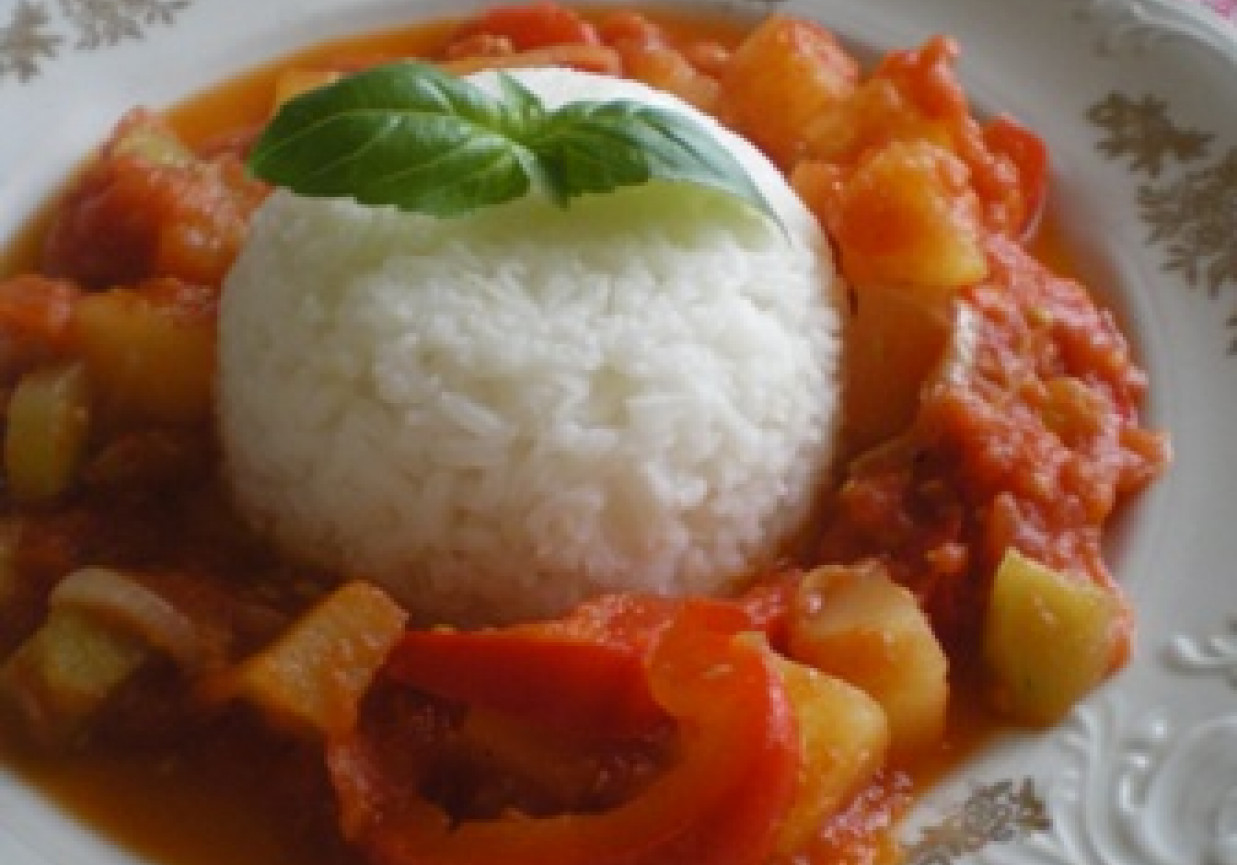 Biały ryż z warzywami foto