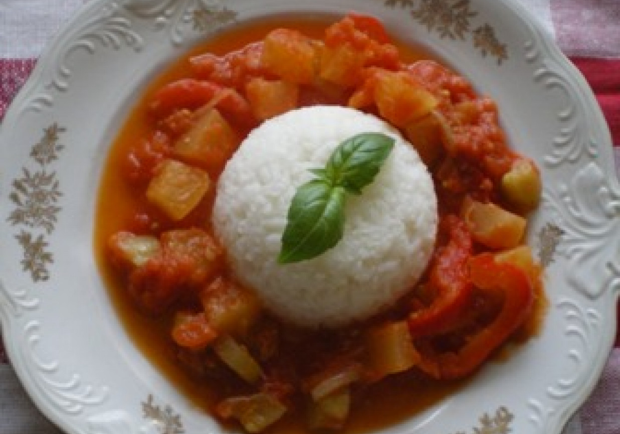 Biały ryż z warzywami foto