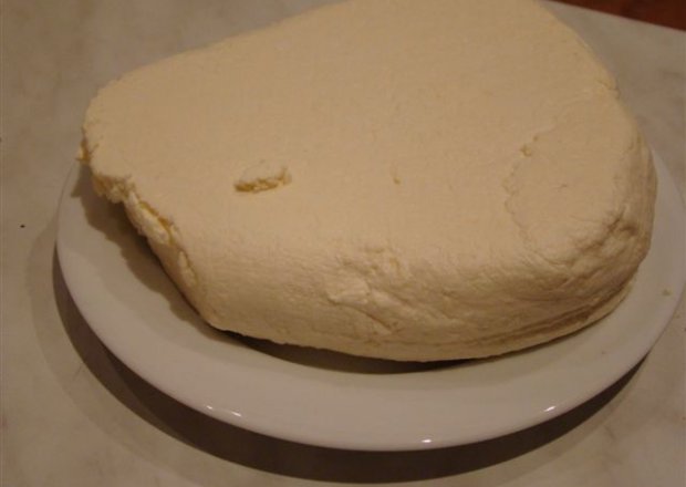 Fotografia przedstawiająca Biały ser domowym sposobem