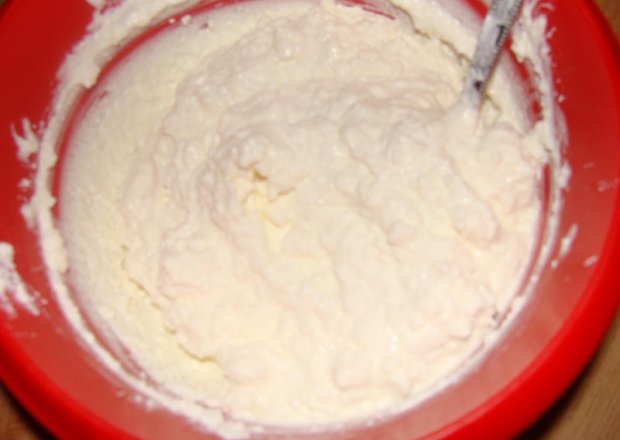 Fotografia przedstawiająca biały ser na słodko