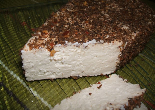 Fotografia przedstawiająca Biały ser w ostrej posypce