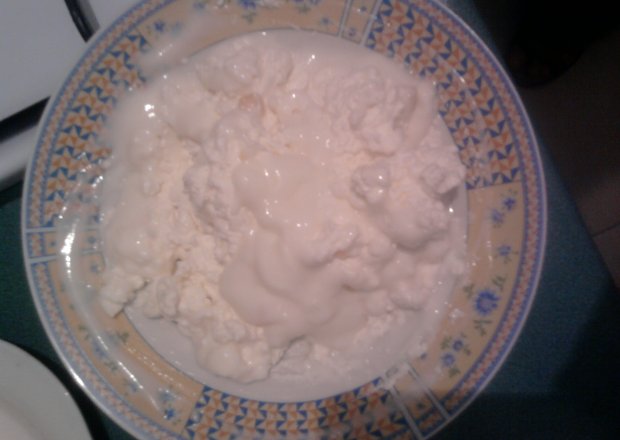 Fotografia przedstawiająca Biały ser z jogurtem morelowym i cukrem do naleśników