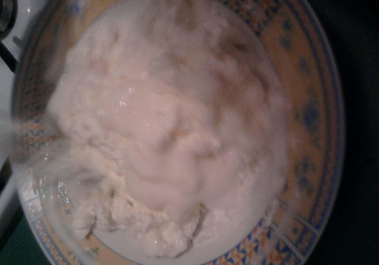 Biały ser z jogurtem morelowym i cukrem do naleśników foto