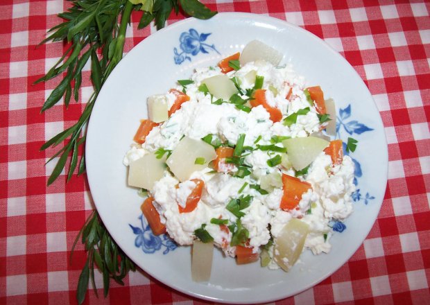 Fotografia przedstawiająca Biały ser z kalarepką i marchewką