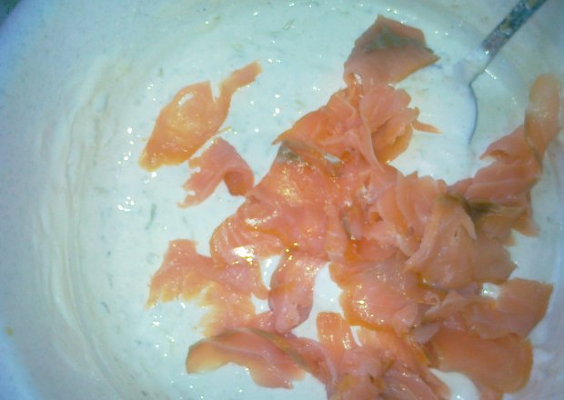 Fotografia przedstawiająca biały ser z wędzonym łososiem