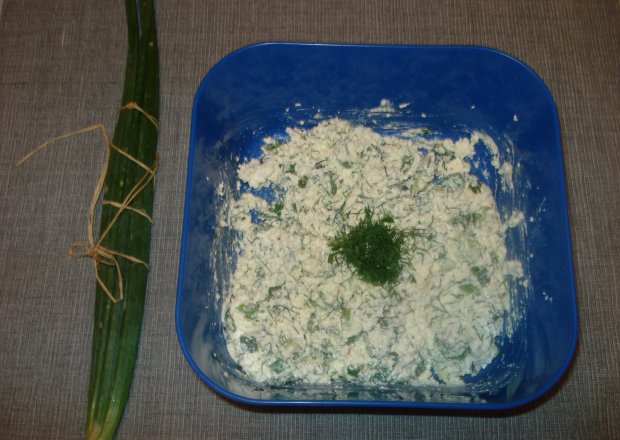 Fotografia przedstawiająca Biały ser z zielonymi dodatkami