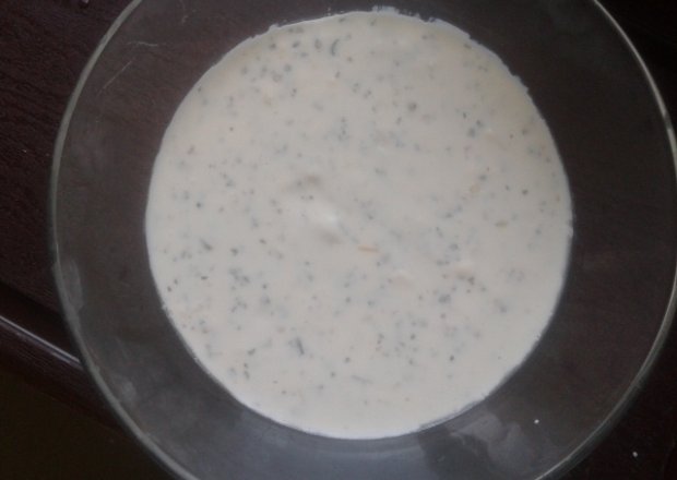Fotografia przedstawiająca biały sos do pizzy