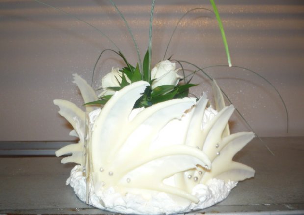 Fotografia przedstawiająca biały  tort weselny