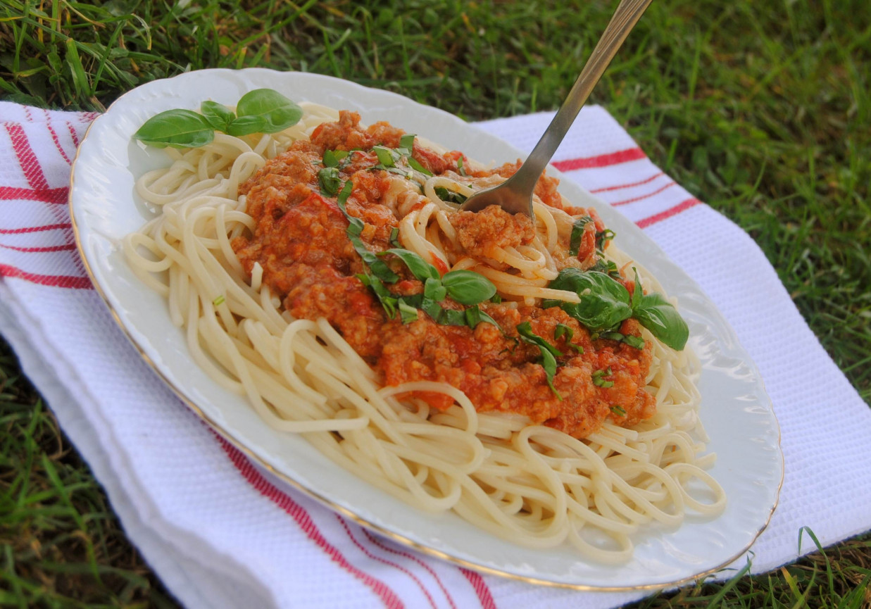 Spaghetti w sosie mięsno –pomidorowym foto