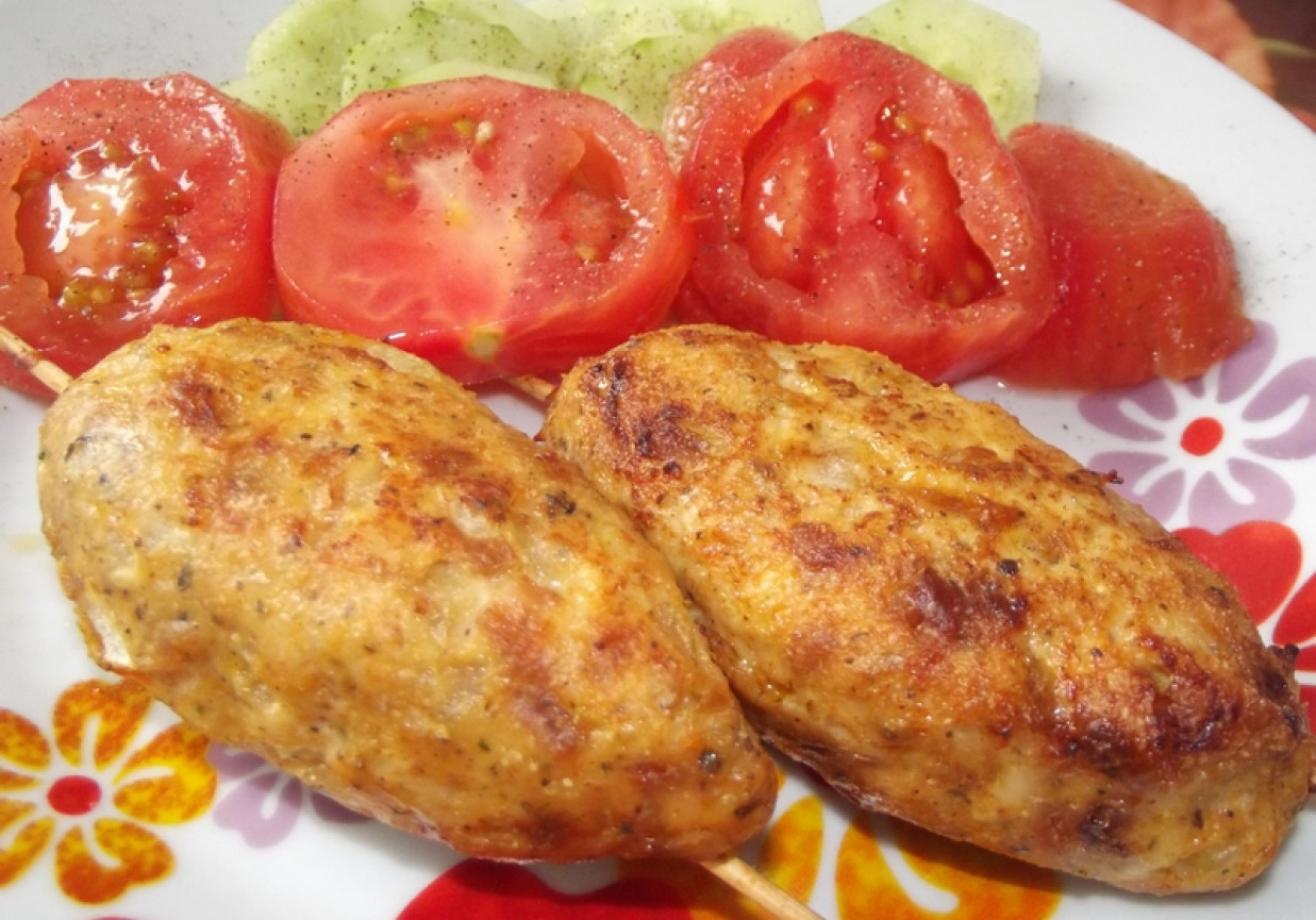 Mini kebaby z kurczaka na patyku – Shish kebaby foto