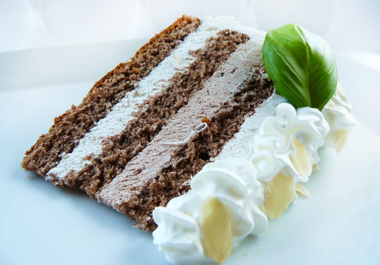Lekki tort śmietankowo – kakaowy foto