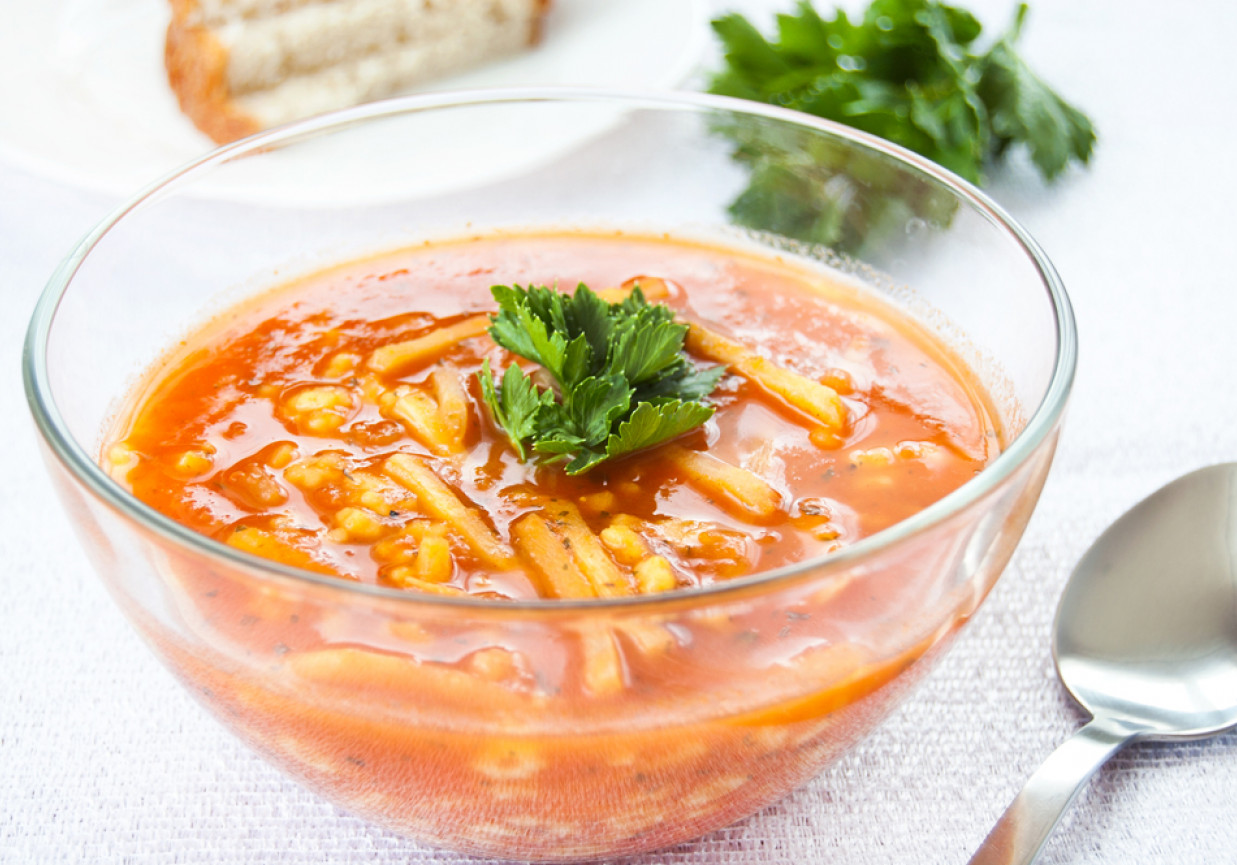Zupa pomidorowo – kabaczkowa z pędami bambusa i makaronem gwiazdki foto