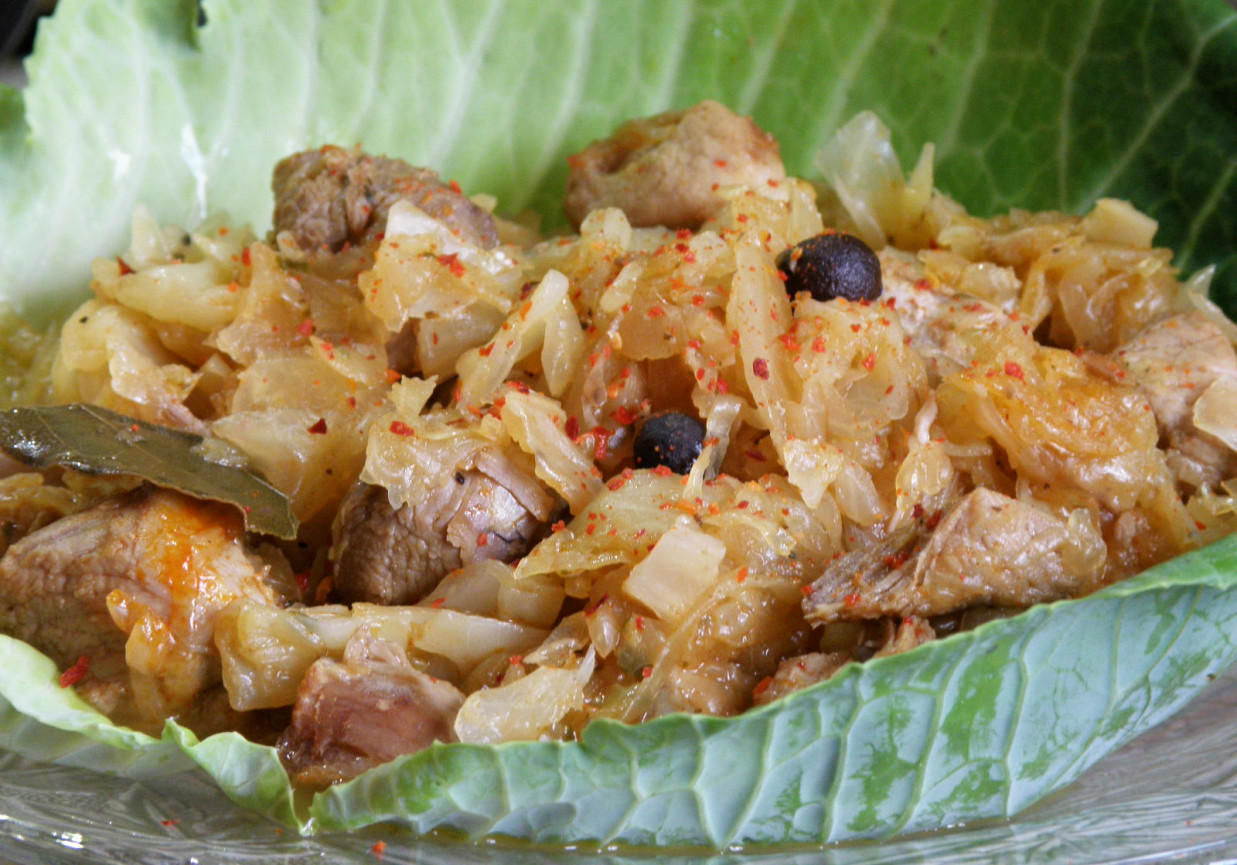 Bigos mieszany słodko-kwaśny z łopatką wieprzową foto