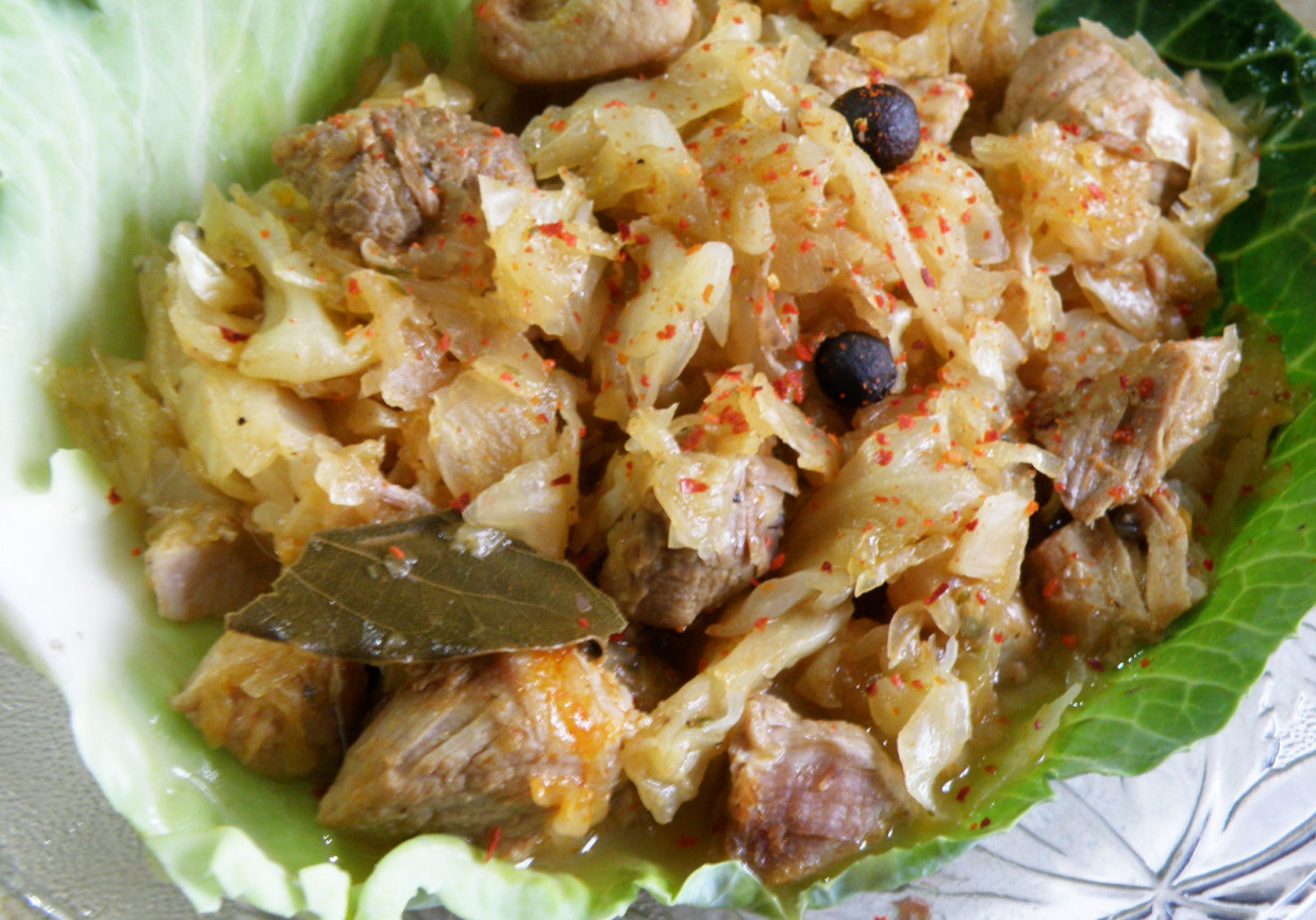 Bigos mieszany słodko-kwaśny z łopatką wieprzową foto
