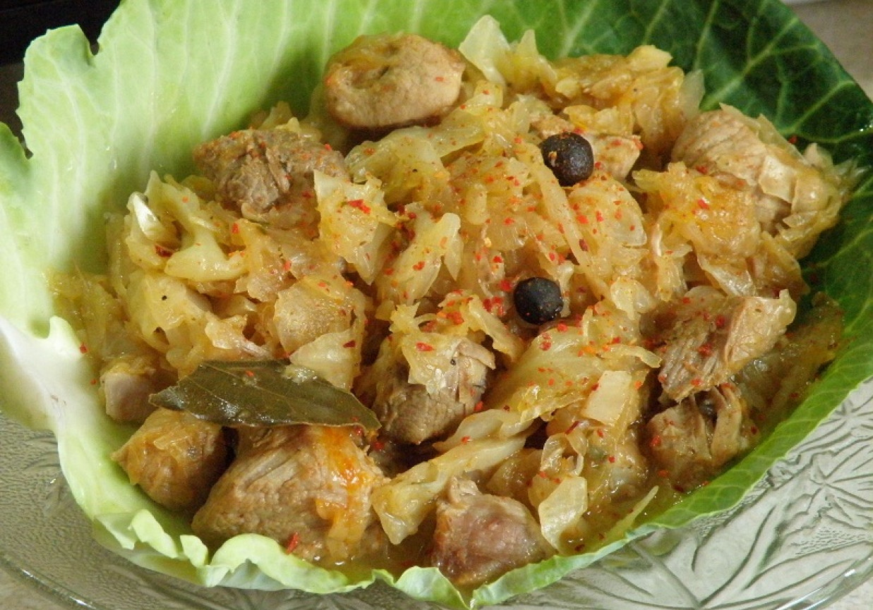 Bigos mieszany słodko-kwaśny z łopatką wieprzową foto