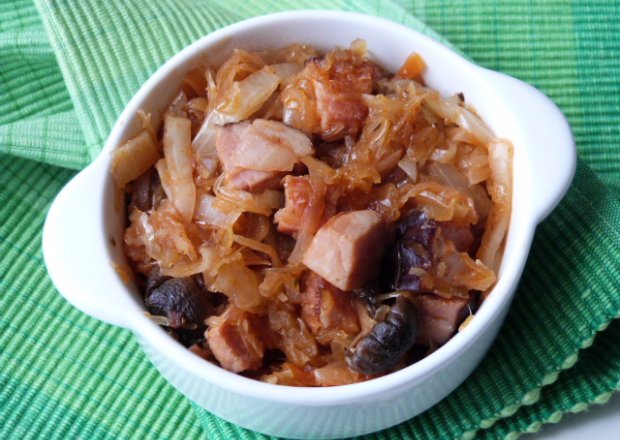 Fotografia przedstawiająca Bigos z grzybami, mięsem i szynką