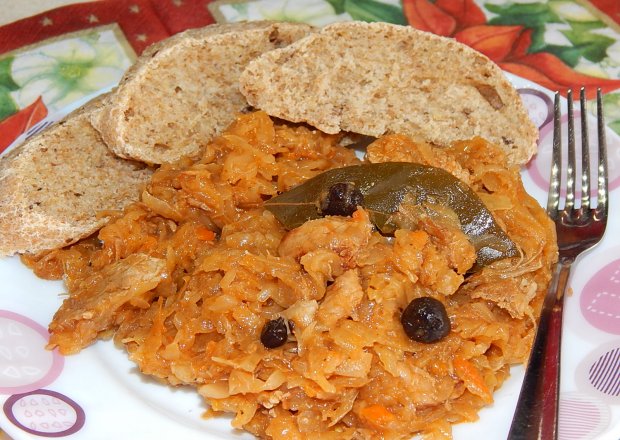 Fotografia przedstawiająca Bigos z kapusty kiszonej z karkówką i sokiem pomidorowym