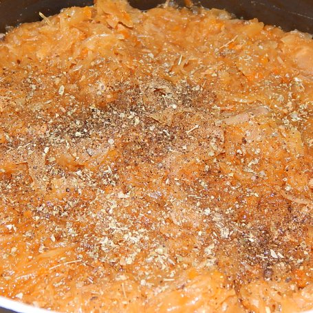 Krok 7 - Bigos z kapusty kiszonej z karkówką i sokiem pomidorowym foto