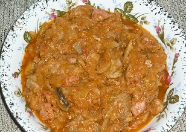 Fotografia przedstawiająca Bigos z mięsem, kiełbasą i pieczarkami