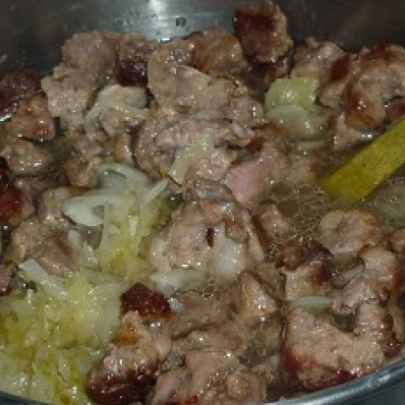 Krok 1 - Bigos z mięsem, kiełbasą i pieczarkami foto