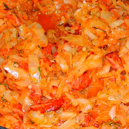 Krok 5 - Bigos z mieszanej młodej kapusty  z kiełbasą i pomidorami foto
