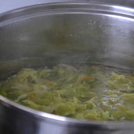 Krok 1 - BIGOS Z MŁODEJ KAPUSTY Z POWIDŁAMI I CYTRYNĄ foto