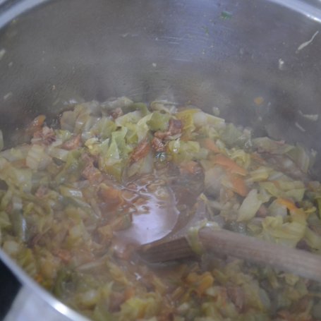Krok 3 - BIGOS Z MŁODEJ KAPUSTY Z POWIDŁAMI I CYTRYNĄ foto