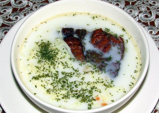 Fotografia przedstawiająca Bioło polywka czyli zabielana zupa na wędzonce górali beskidzkich