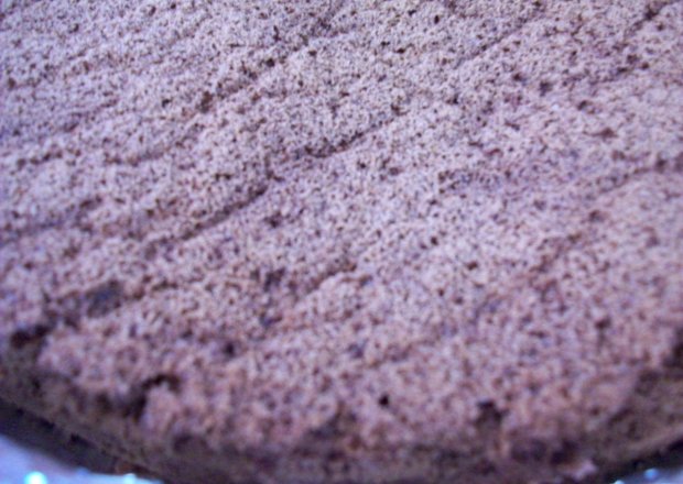 Fotografia przedstawiająca biszkopt ciemny kakaowy
