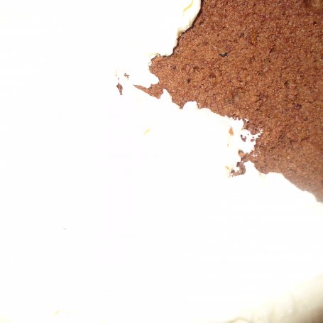 Krok 6 - Biszkopt kakaowy z kremem i malinami foto