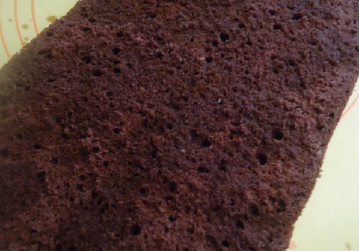 Biszkopt kakaowy z masą krówkową foto