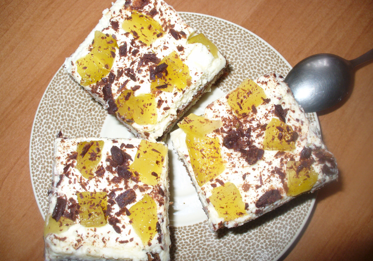 Biszkopt przekładany ozdobiony ananasem i czekoladą foto