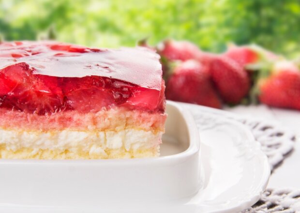 Fotografia przedstawiająca Biszkopt z galaretką, truskawkami i maślanym kremem