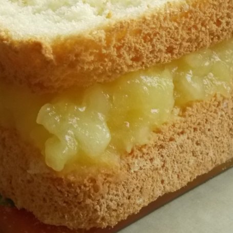 Krok 2 - Biszkopt z jabłkami i pianką straciatella foto