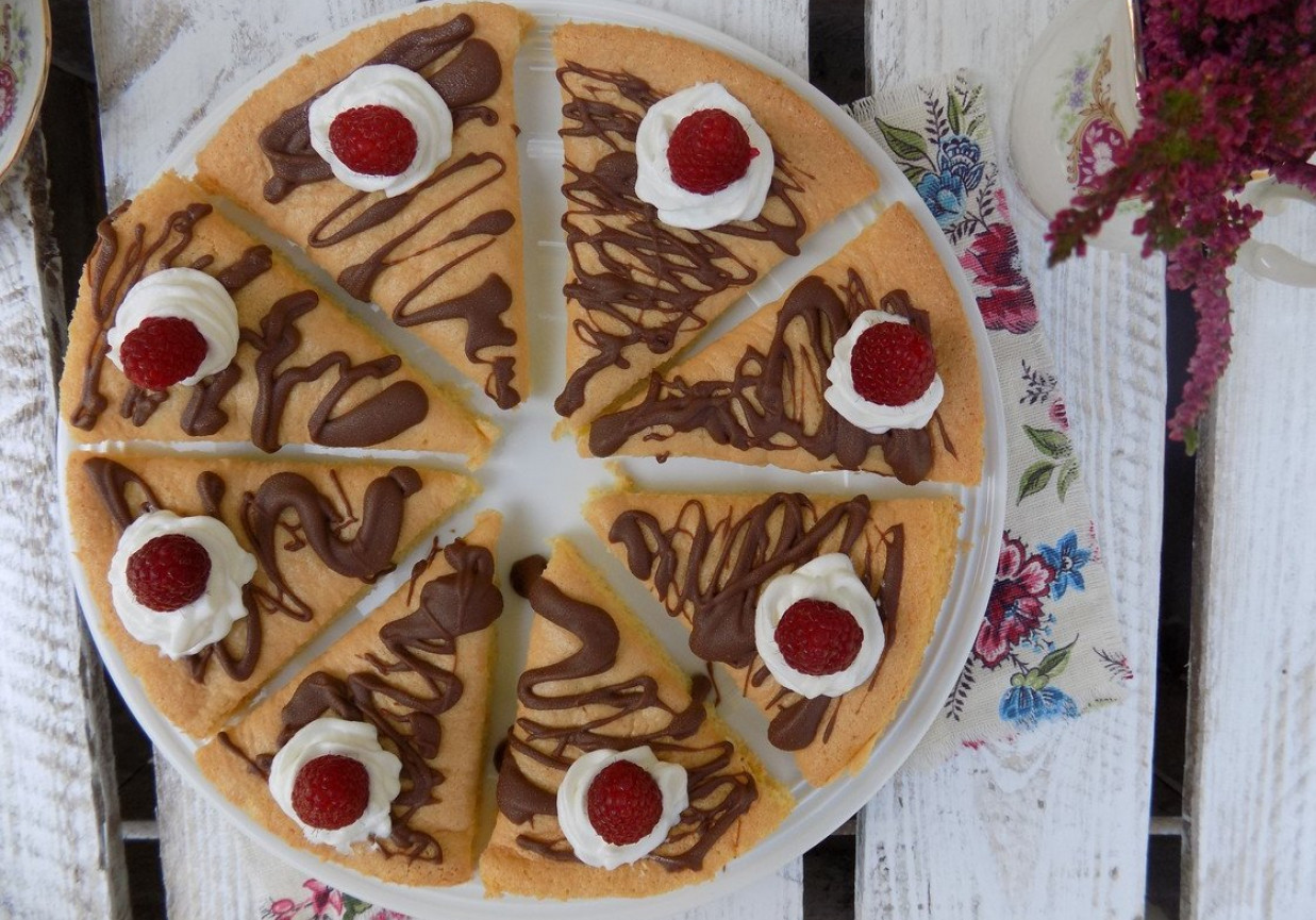 Biszkopt z malinami i czekoladą foto