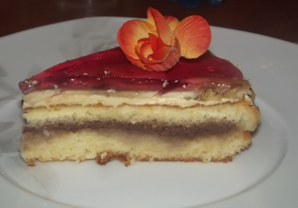 Biszkopt z owocami i galaretką foto