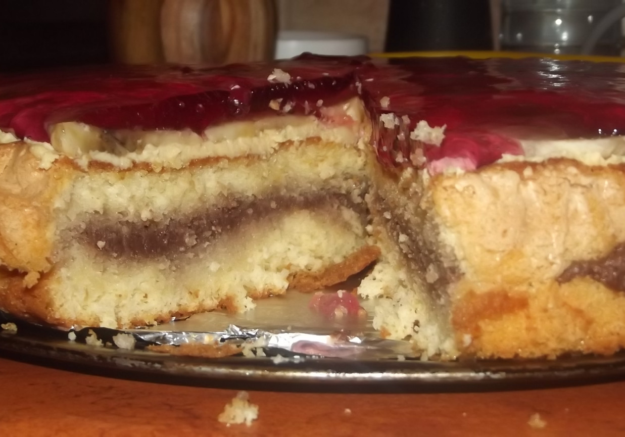 Biszkopt z owocami i galaretką foto