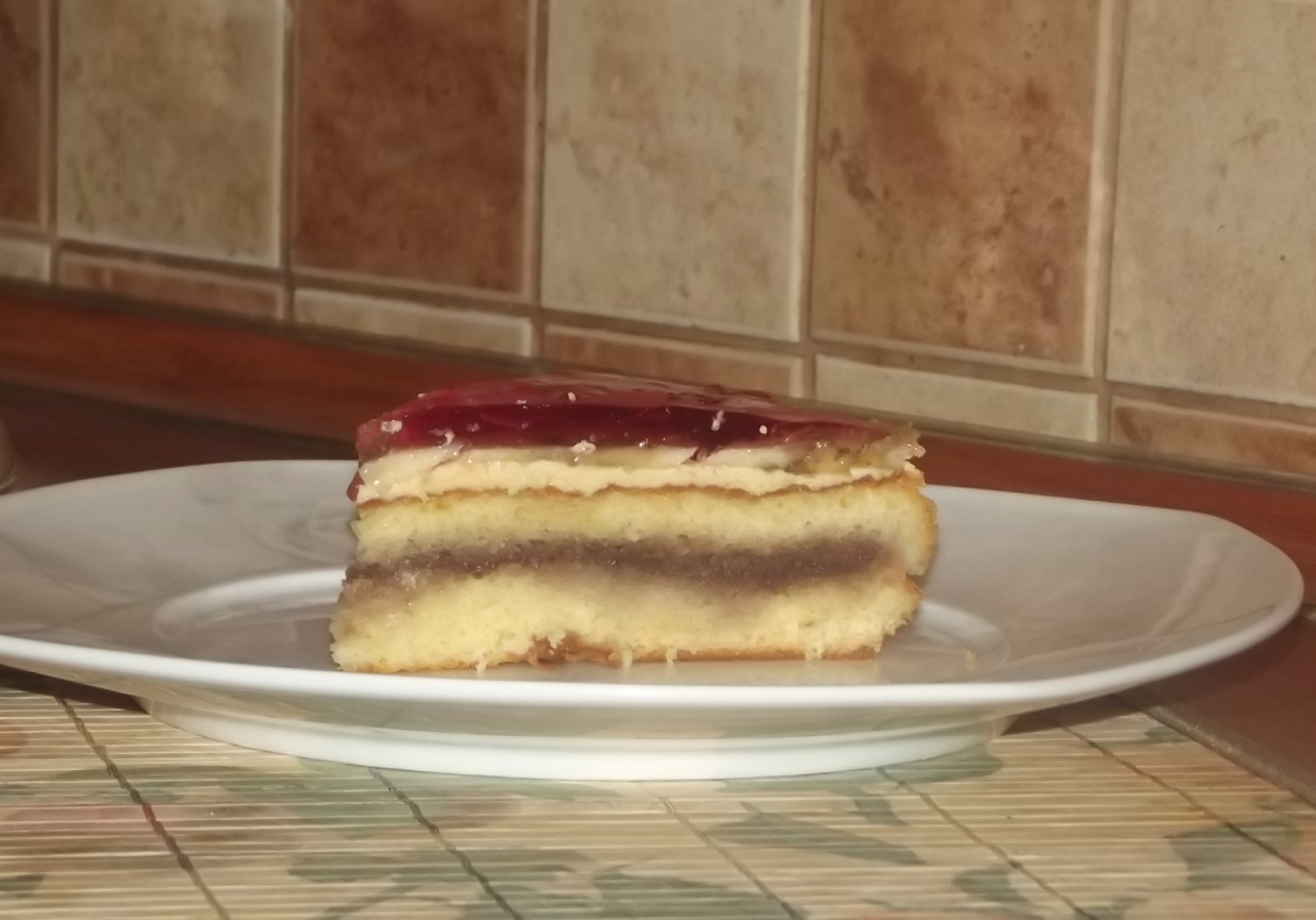 Biszkopt z owocami i galaretką foto