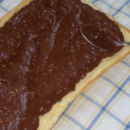 Krok 4 - Biszkoptowa rolada z ciasteczkowo-czekoladowym nadzieniem foto