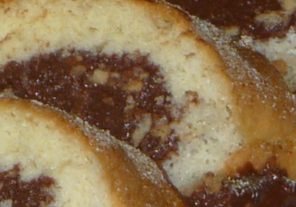 Biszkoptowa rolada z ciasteczkowo-czekoladowym nadzieniem foto
