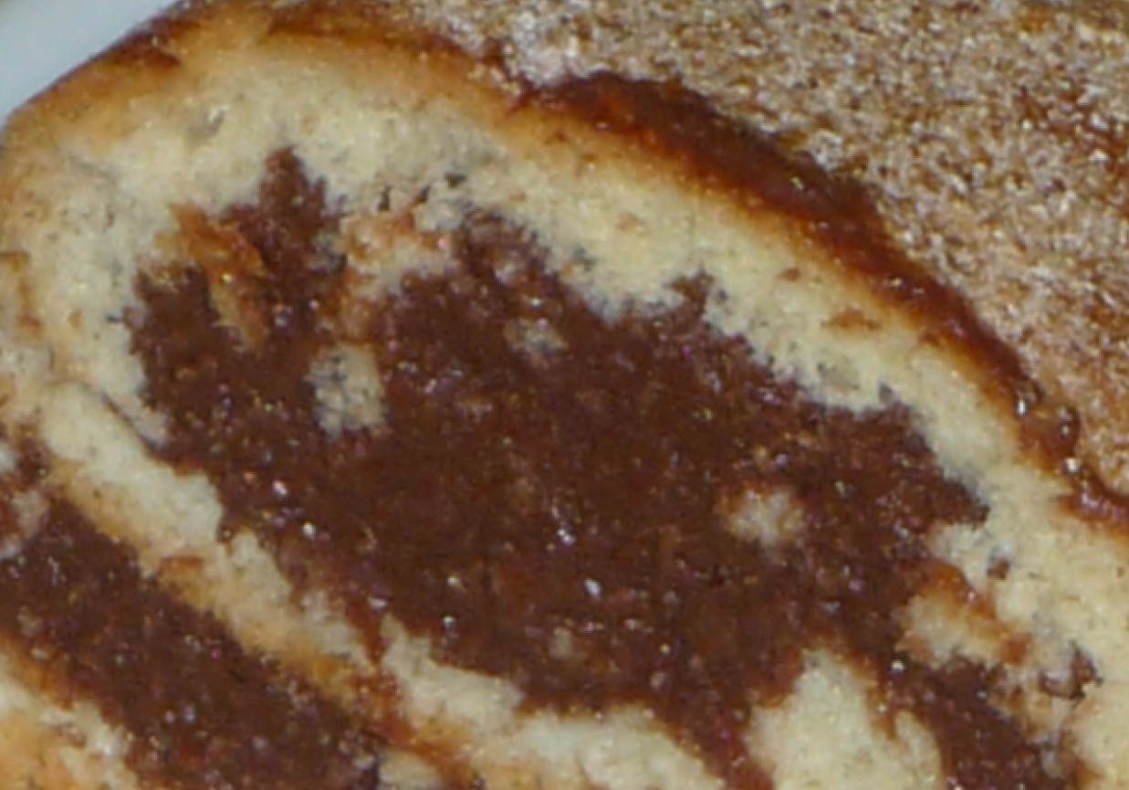 Biszkoptowa rolada z ciasteczkowo-czekoladowym nadzieniem foto