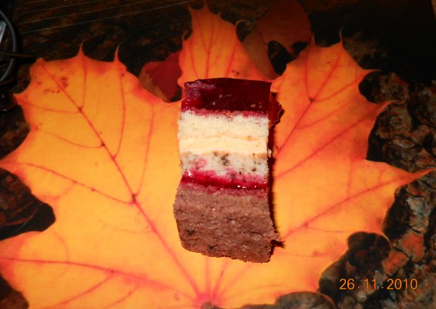 Fotografia przedstawiająca biszkoptowe ciasto z kremem i galaretką