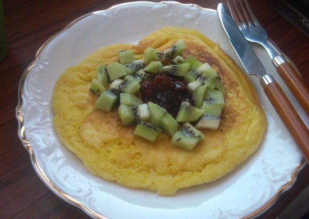 Fotografia przedstawiająca Biszkoptowy omlet z kiwi