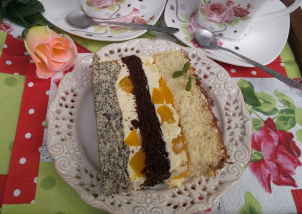 Fotografia przedstawiająca Biszkoptowy tort z masą budyniowo-brzoskwiniową.