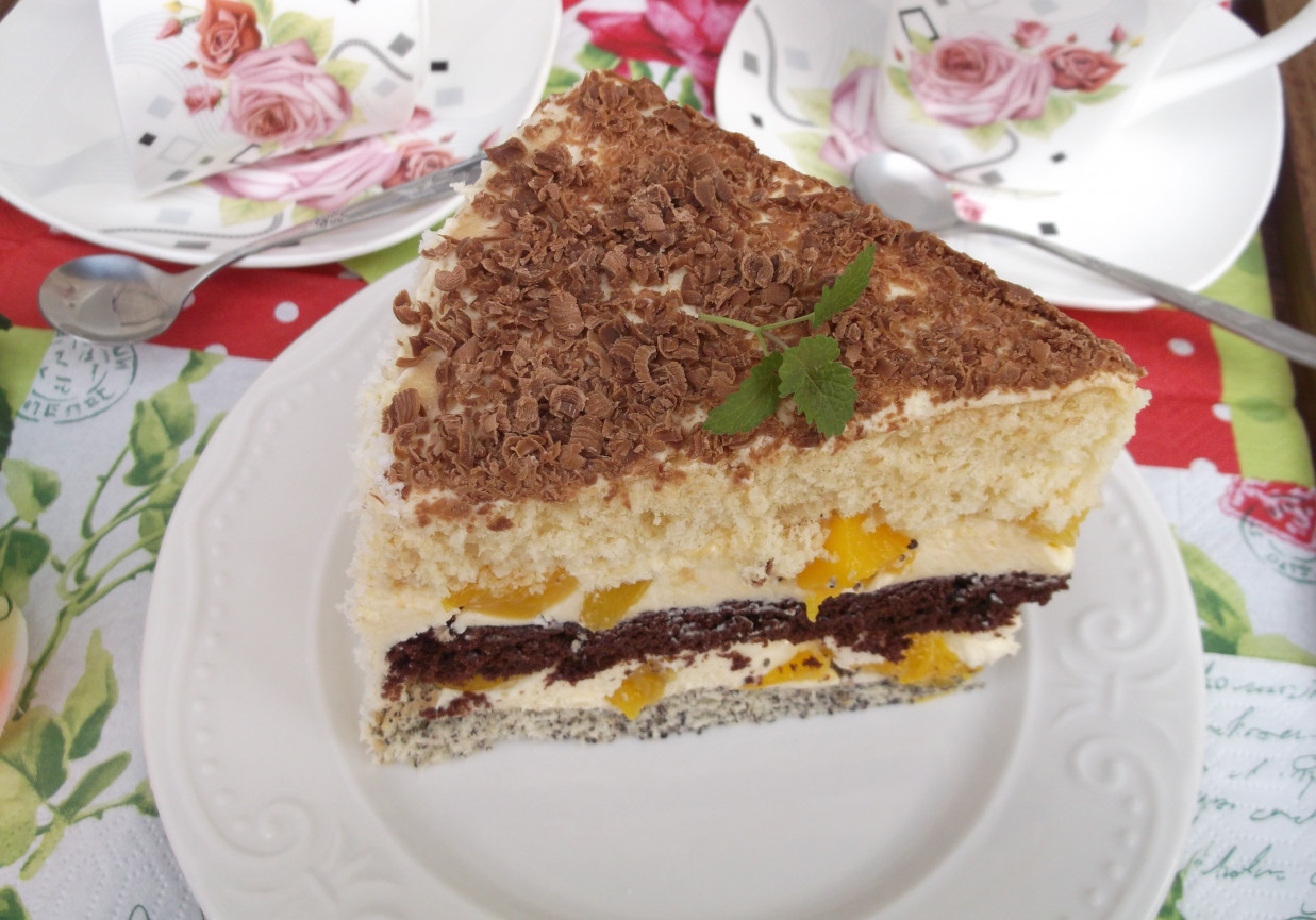 Biszkoptowy tort z masą budyniowo-brzoskwiniową. foto